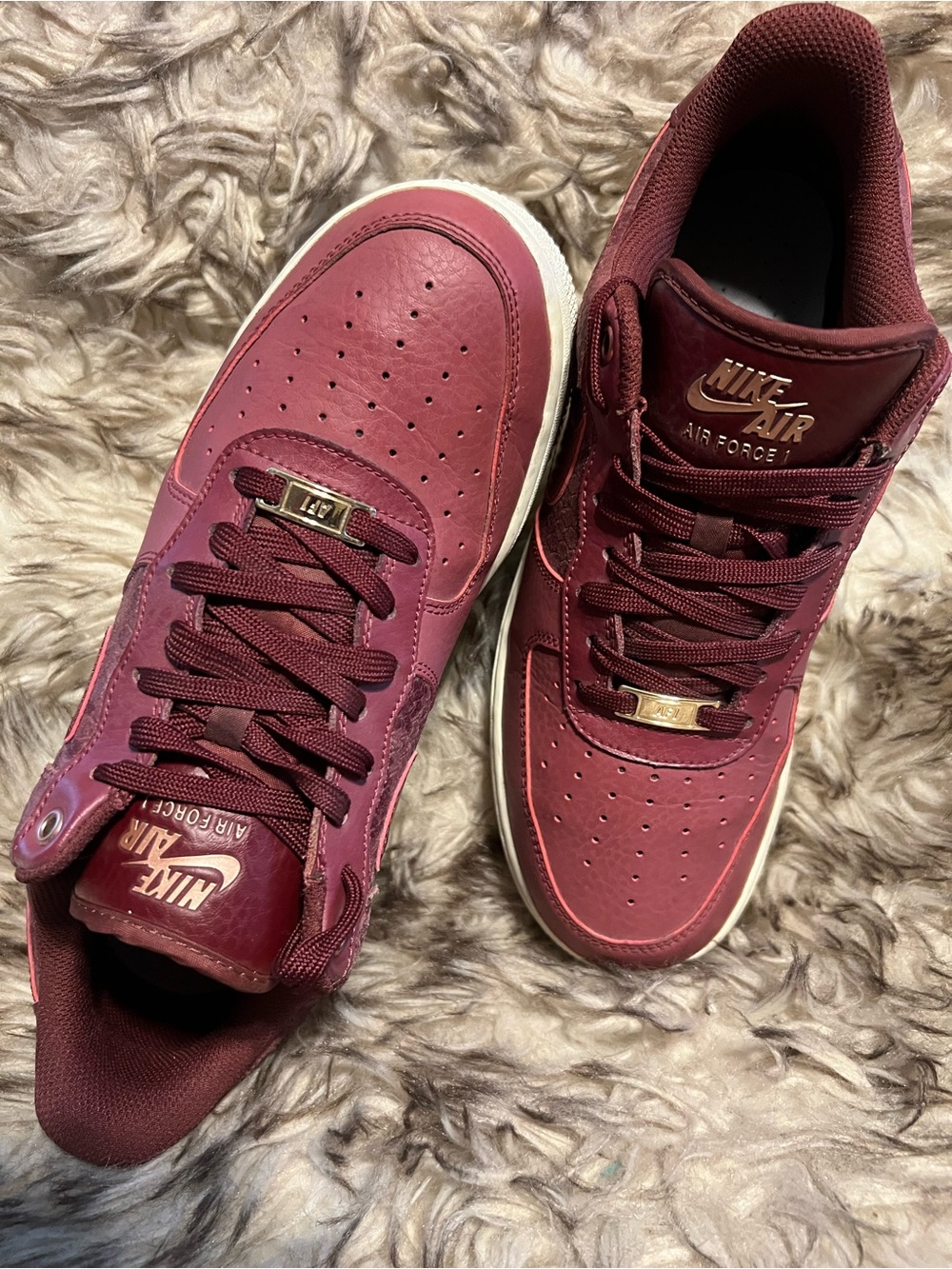 Nike Air Force 1 Men's Sneakers in Burgundy with Gold Accents Sz 9.5 - Picture 4 of 15